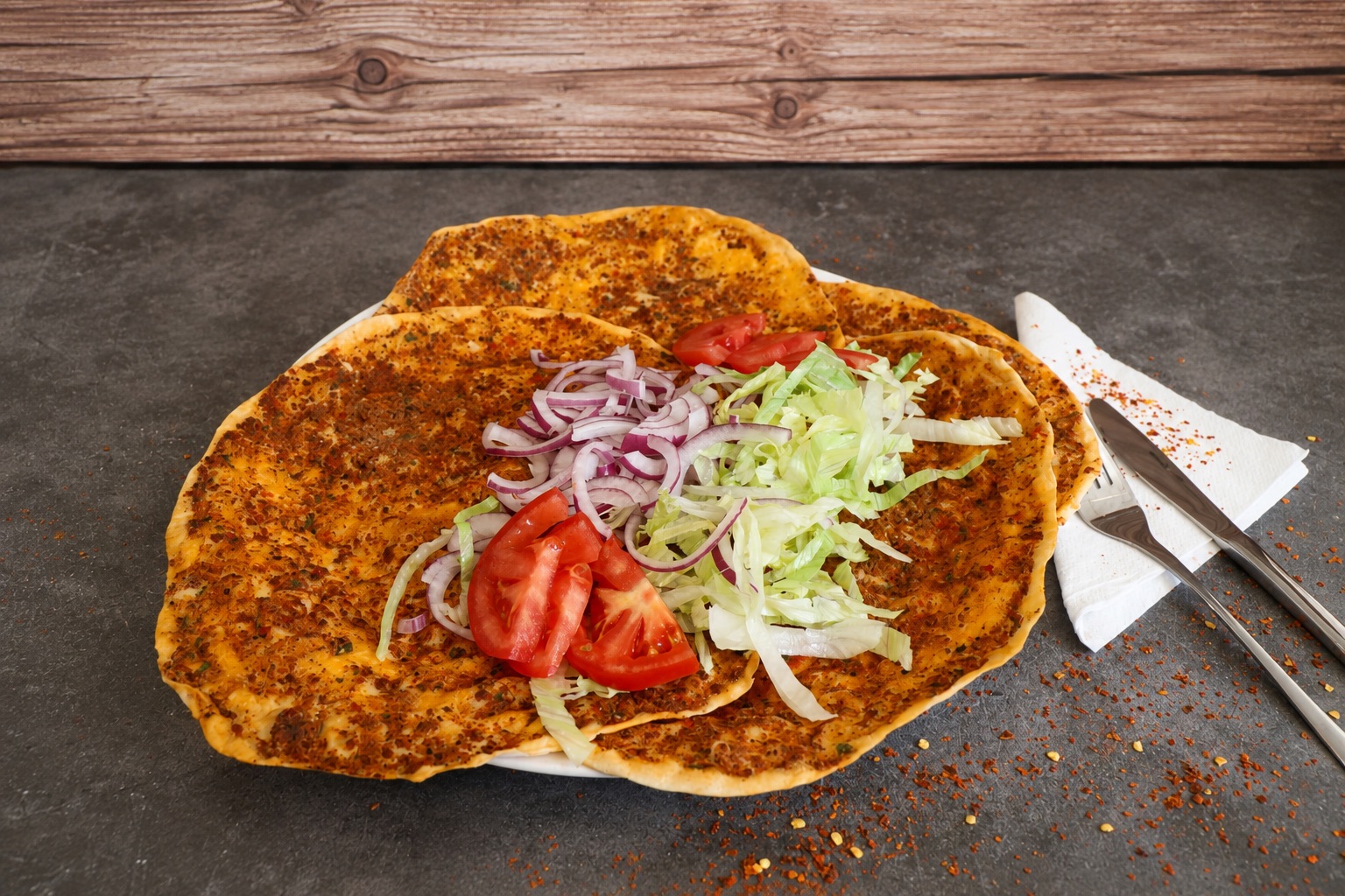 Lahmacun mit Zwiebeln, Tomaten und Salat